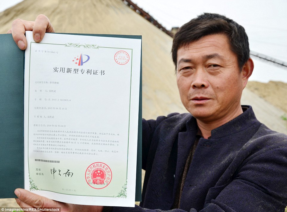 339C680A00000578-3563694-DIY_Submarine_The_man_even_managed_to_get_a_patent_certificate_f-a-28_1461853564219.jpg