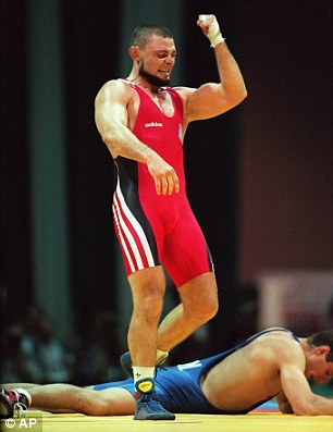 33A8BF3700000578-3565821-Oleynyk_red_celebrates_his_defeat_over_Poland_s_Jacek_Fafinski_t-m-5_1461949573925.jpg