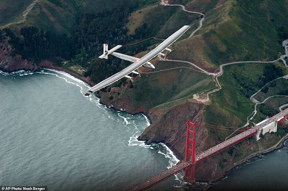 nfIabX0Y82e1803f3a5e7ca4bf-3555972-During_the_flight_as_he_performed_a_fly_by_over_Golden_Gate_Brid-a-26_1461510467484.jpg