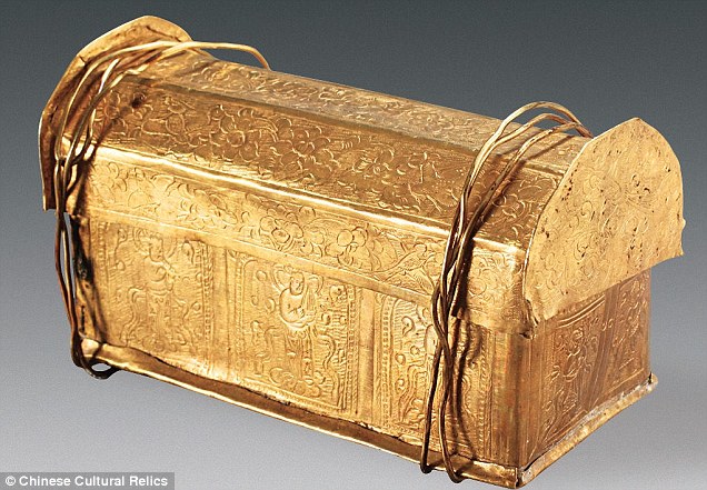 35D93D4B00000578-3670075-A_fragment_of_bone_found_in_a_tiny_golden_casket_pictured_uncove-a-54_1467388485259.jpg