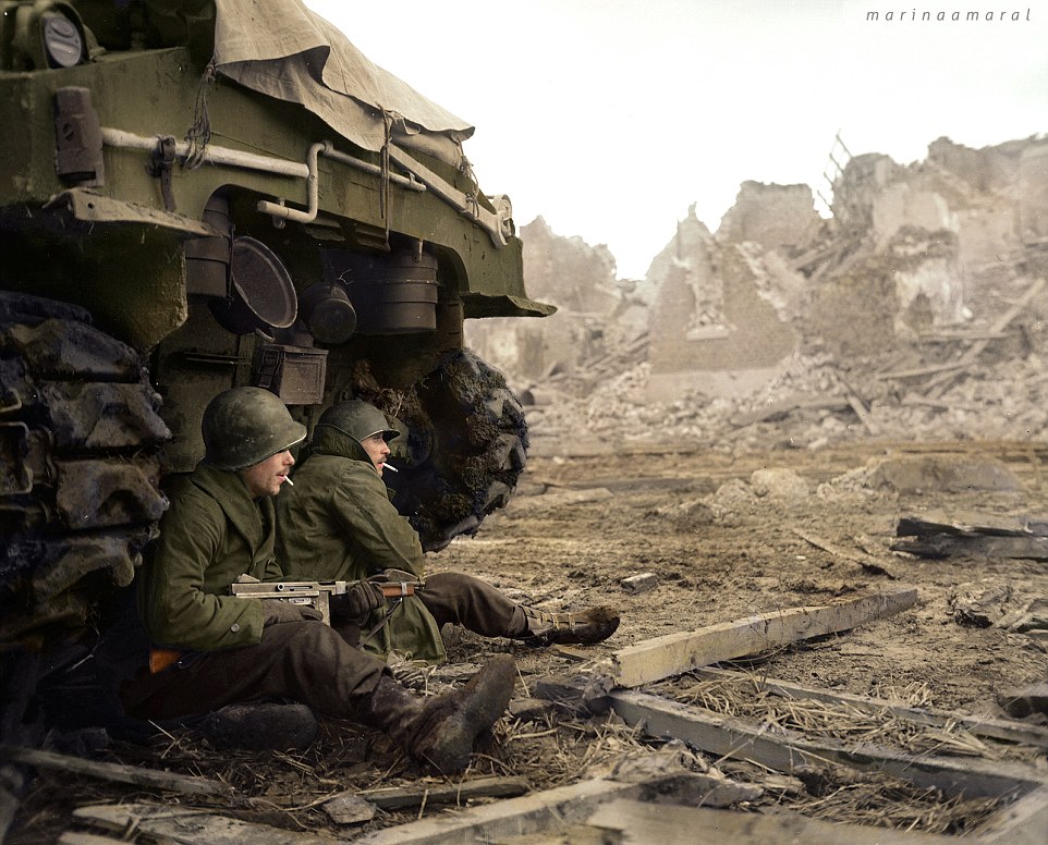 36CDEA9C00000578-3719963-Taking_shelter_Soldiers_from_the_36th_Armoured_Infantry_Regiment-a-189_1470150657954.jpg