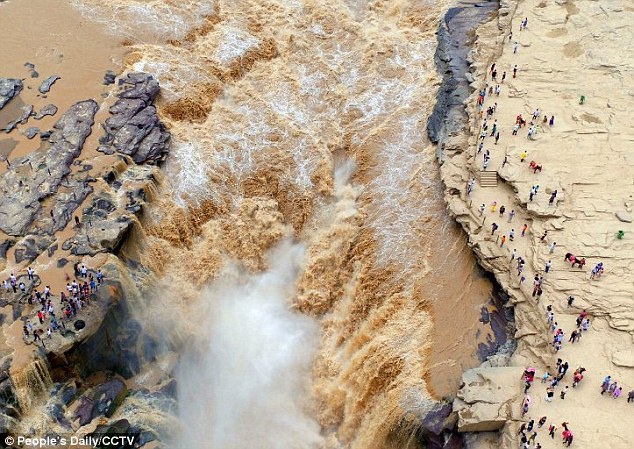 36E8A2E600000578-3725586-Amazing_Hukou_Waterfall_is_located_at_the_intersection_of_Shanxi-a-59_1470413118931.jpg