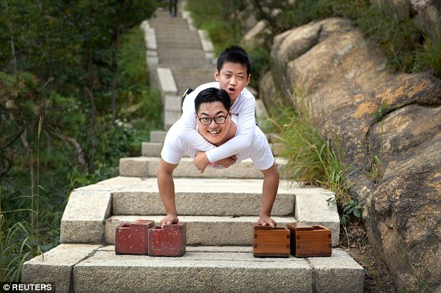 383BBACF00000578-3785059-Heading_up_the_mountain_Gao_Zhiyu_and_Chen_Zhou_lost_both_of_the-a-27_1473674233238.jpg