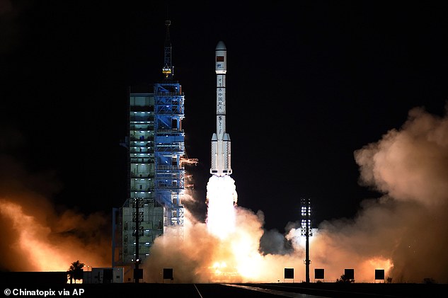 51Zc1baJWc21ccf2e7f567456ad-3791174-The_Long_March_7_rocket_carrying_the_Tiangong_2_module_blasts_of-a-1_1474018307121.jpg