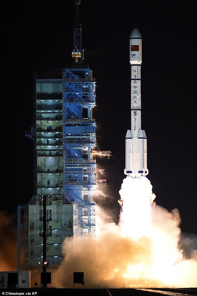 4Nb9l7W3r1ba33c6463f77c0b521-3791174-The_Long_March_7_rocket_carrying_the_Tiangong_2_module_blasts_of-a-2_1474018313007.jpg