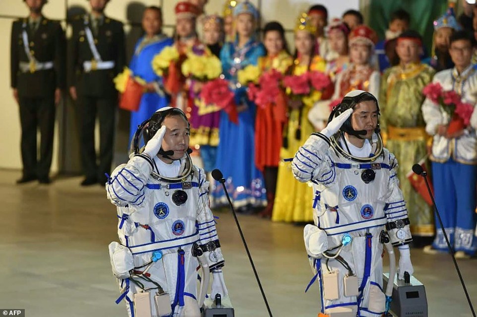 38AxOnTZl34fffffd23ae5327369-3842614-Chinese_astronauts_Jing_Haipeng_L_and_Chen_Dong_salute_during_th-a-3_1476688688302.jpg