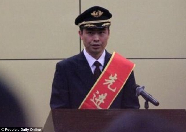3A0583D200000578-3901028-Heroic_actions_The_captain_of_the_flight_surnamed_He_was_given_3-a-7_1478176660953.jpg